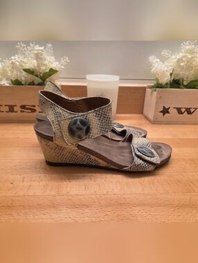 Taos Carousel 2 Wedge Sandal Snakeskin Print Leather Women's Size 40EU